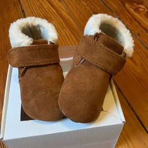 Shearling baby booties